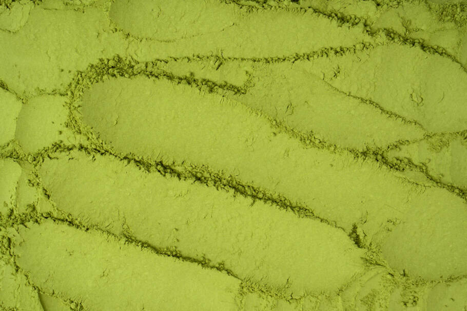 Para preparar, o pó é batido em água quente até formar uma espuma