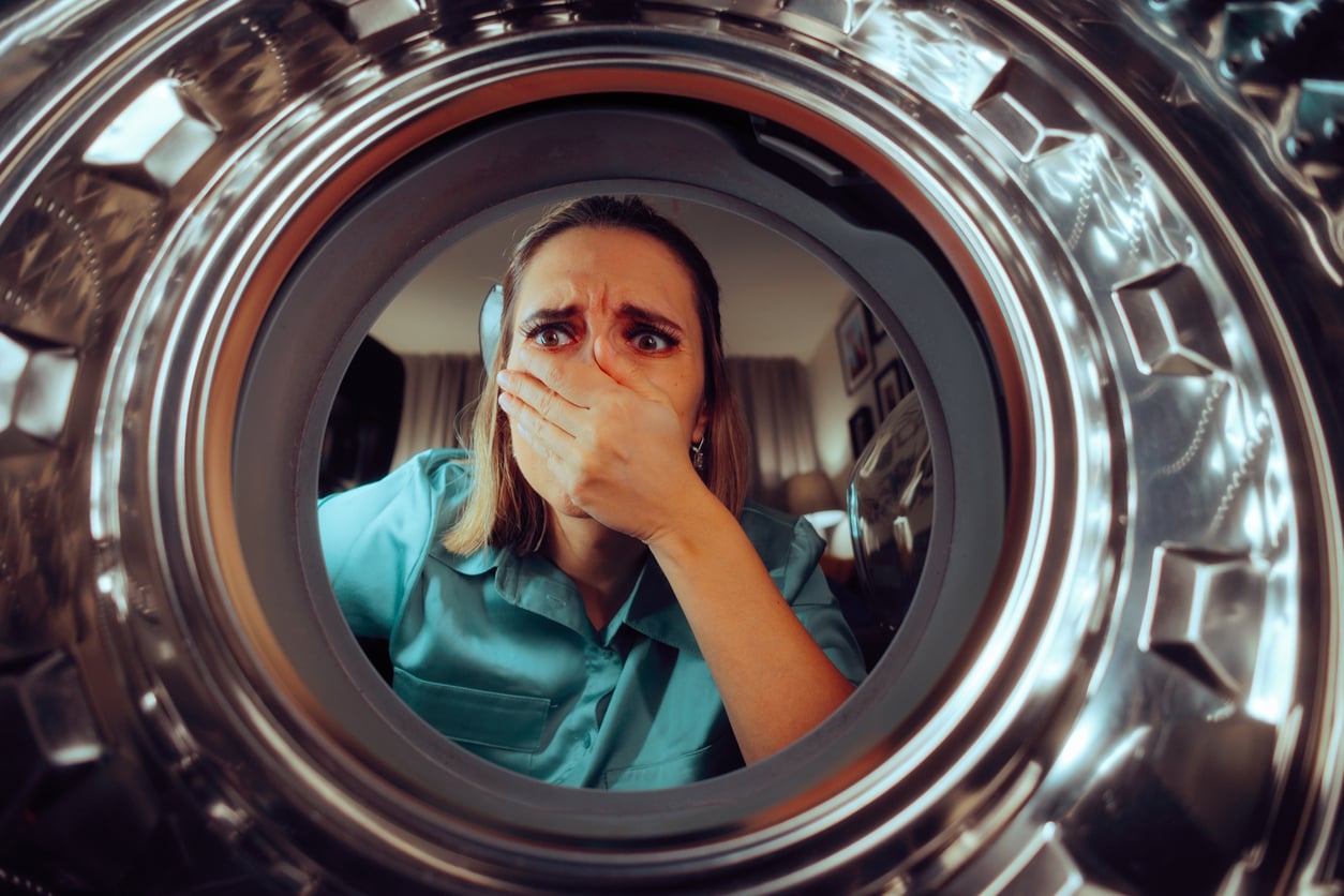 Quando usamos a lavadora com frequência, resíduos de sabão, amaciante e sujeira das roupas vão se acumulando em locais estratégicos – iStock/nicoletaionescu