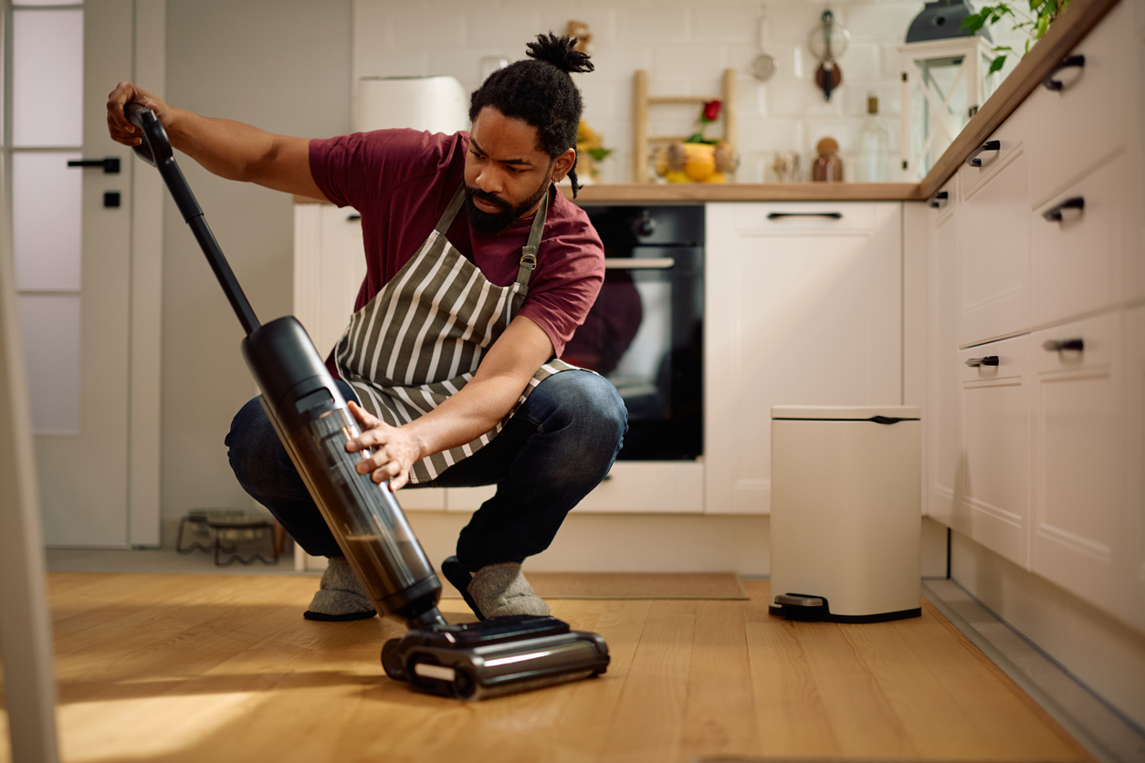 O segredo está em conhecer os limites do seu aspirador e adaptar a limpeza conforme o tipo de sujeira – iStock/Drazen Zigic