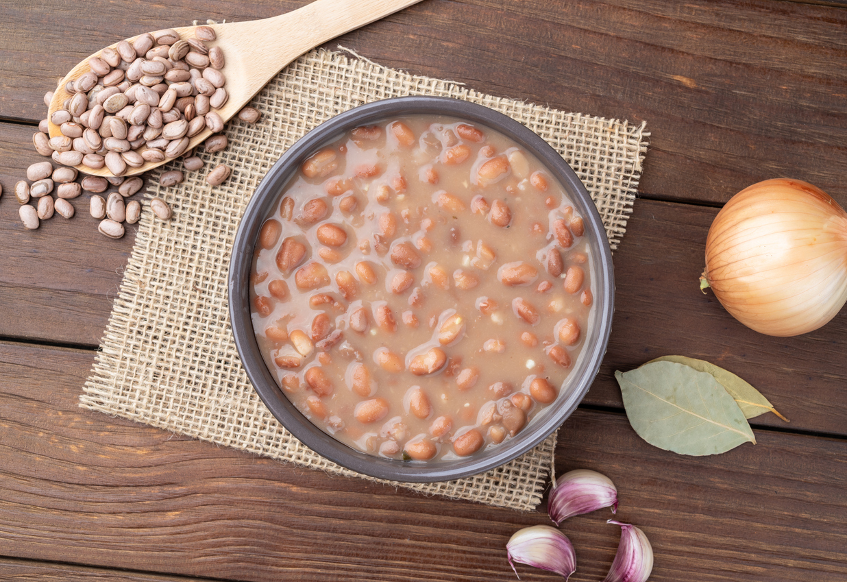 A técnica é simples, mas transforma o prato — e o melhor: mantém o sabor original do feijão – iStock/Odu Mazza