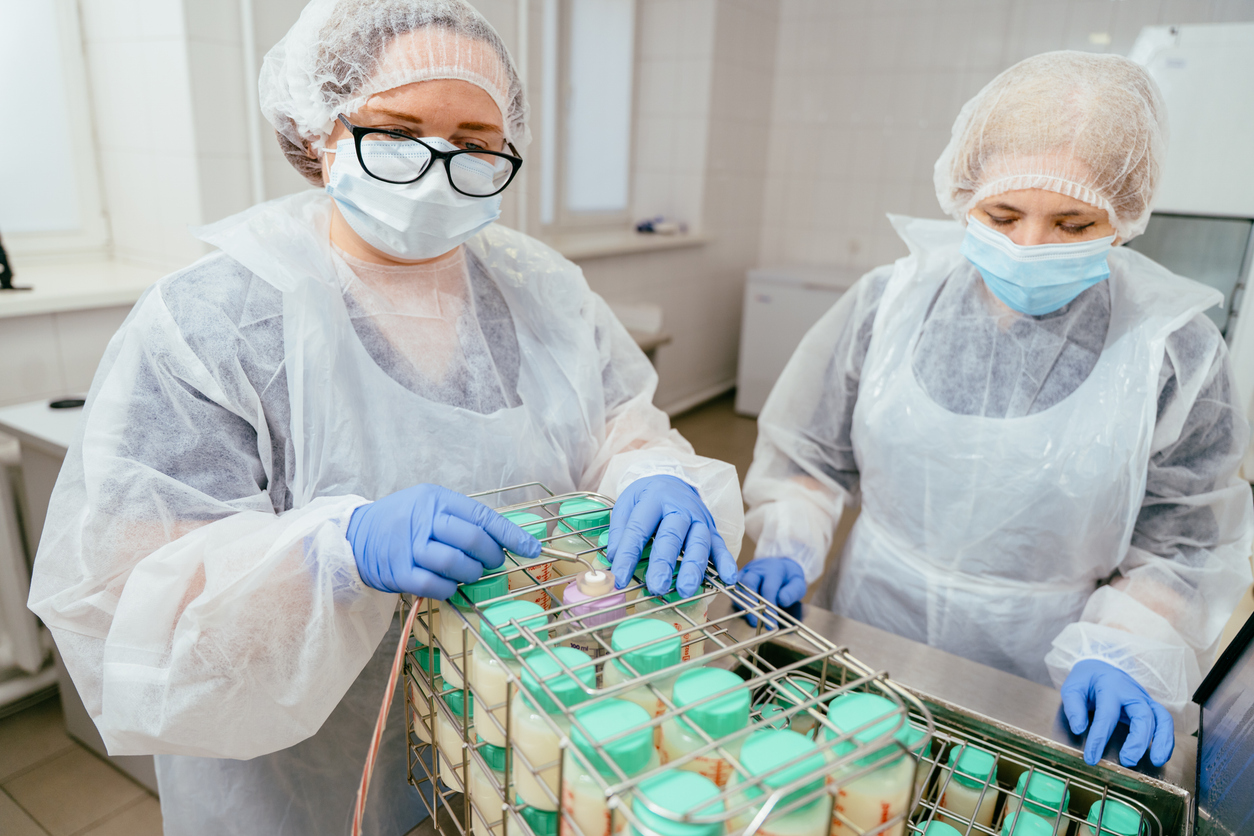 Pessoas doadoras ajudam a manter estoques de leite humano para bebês prematuros em UTIs.