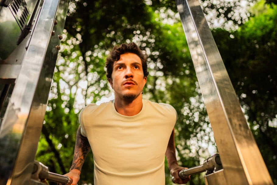 Além dos ganhos físicos, a calistenia promove benefícios mentais importantes, como o desenvolvimento da concentração e da consciência corporal