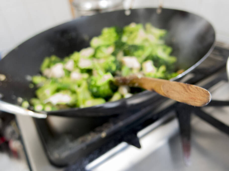 A escarola é rica em vitaminas A, C e do complexo B, além de minerais como ferro, cálcio, potássio, fósforo, magnésio, selênio e zinco.
