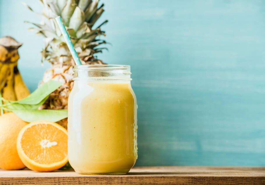 Este smoothie especial une aveia, amêndoas, suco de laranja e abacaxi, compondo uma mistura nutritiva que atua em várias frentes para a saúde da pele e do corpo