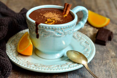 Chocolate quente com laranja e cardamomo