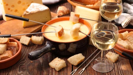 Fondue de queijo tradicional com vinho branco seco