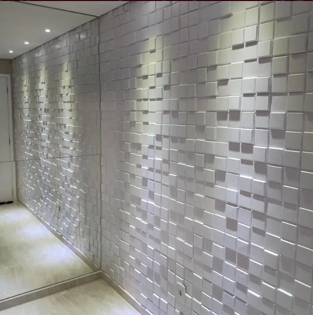 O kit com 30 placas em estilo pixel sai por R$270,54 o rolo no Mercado Livre