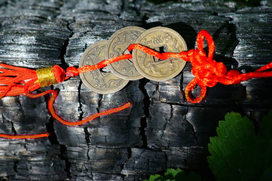 As moedas chinesas da sorte são usadas como amuletos para atrair prosperidade, riqueza e sorte