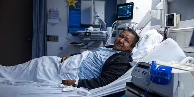 Oscar Larrainzar, de 41 anos, que enfrentava sérias complicações após um câncer raro comprometer quase toda a sua bexiga -Nick Carranza/UCLA Health