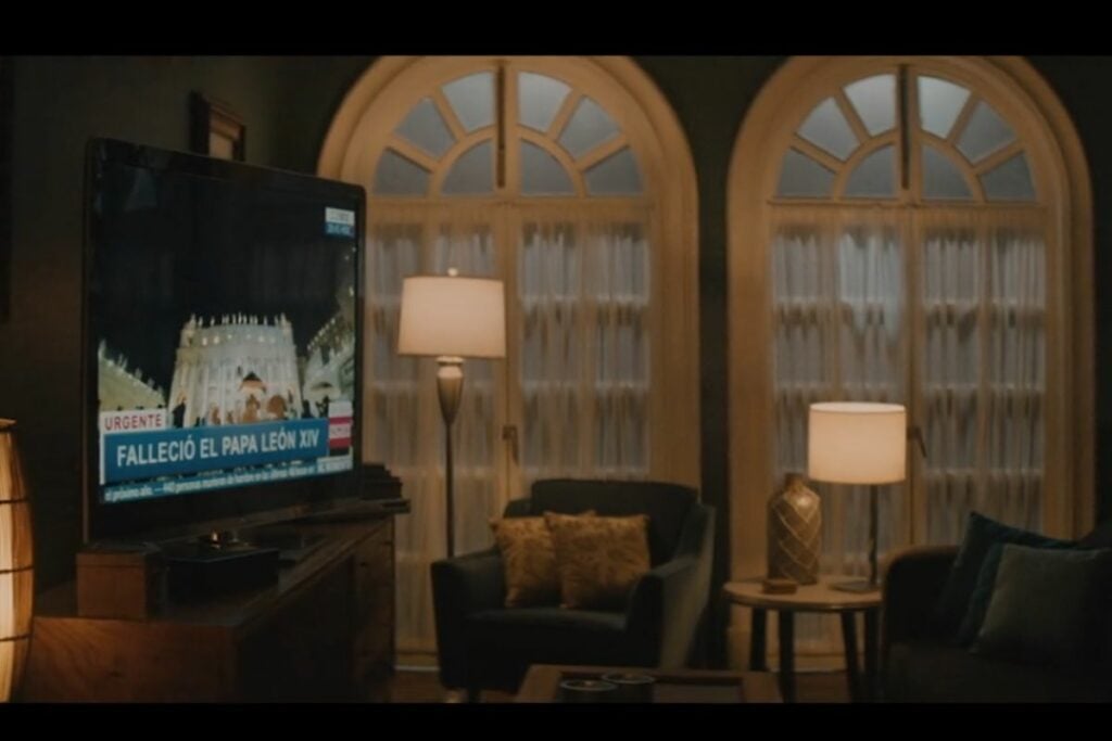 No filme dirigido pelo chileno Guillermo Amoedo, uma breve inserção de telejornal anuncia a morte do papa Leão XIV – Netflix/Reprodução
