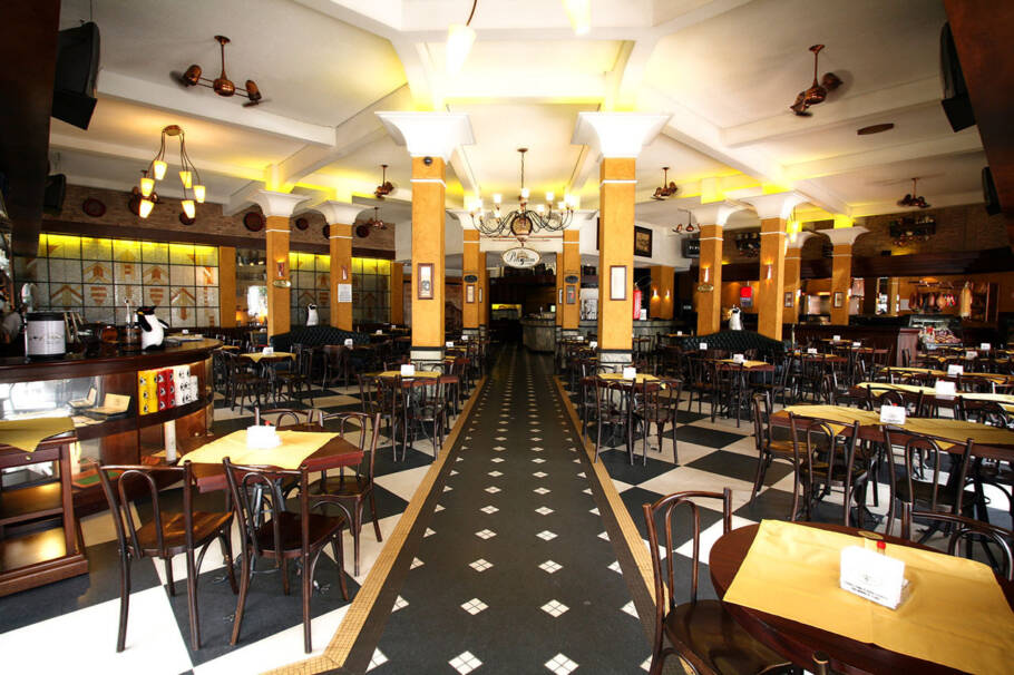 Interior da tradicional choperia Pinguim, em Ribeirão Preto (SP)