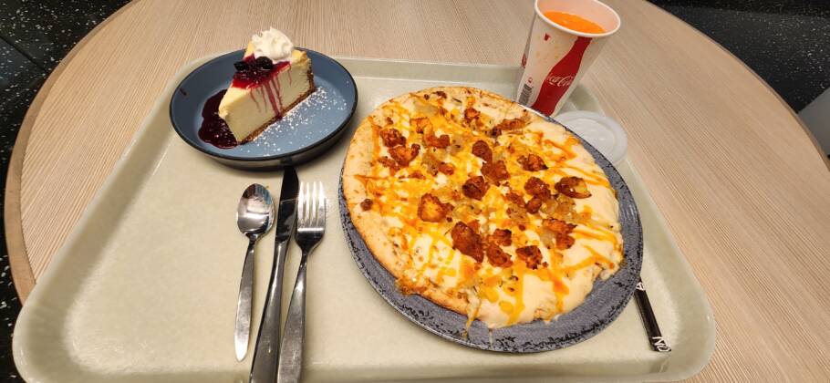 Pizza fazem parte do cardápio do Cosmos Cafe & Market