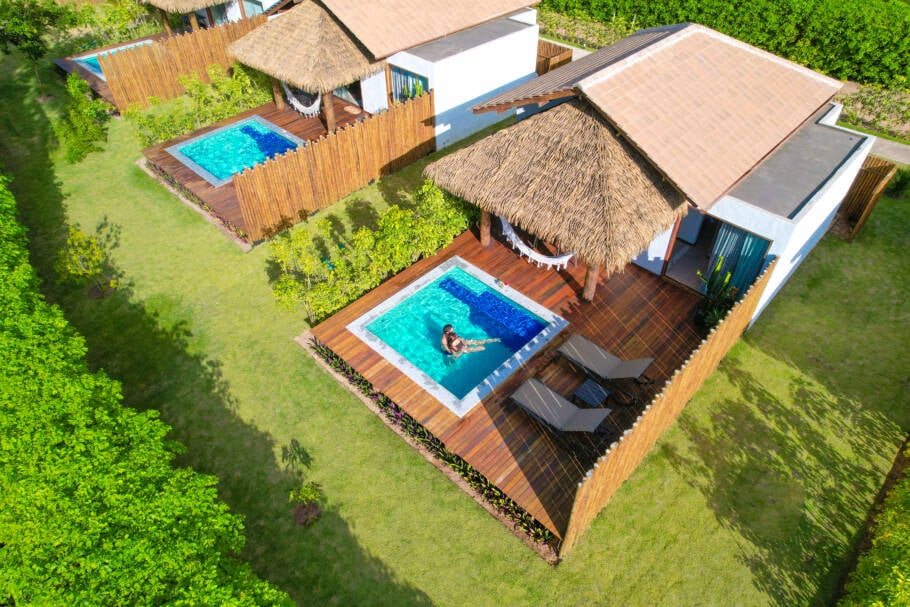 Vista dos bangalôs com piscina privativa