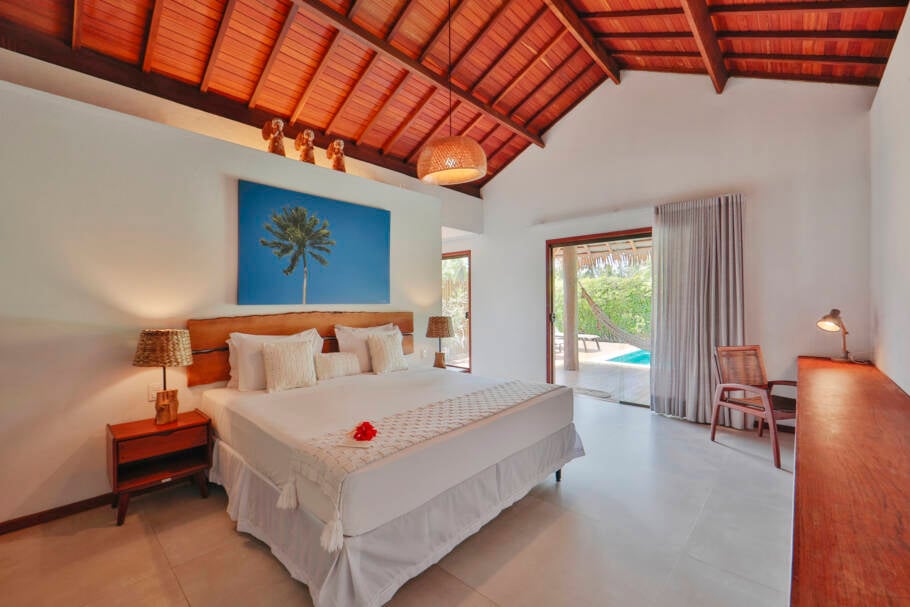 Interior de um dos bangalôs da Pousada Samba Pa Ti, na Praia do Patacho