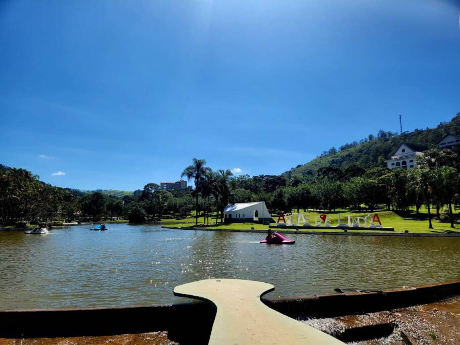 Vista da bela Praça Adhemar de Barros, projetada por Burle Marx