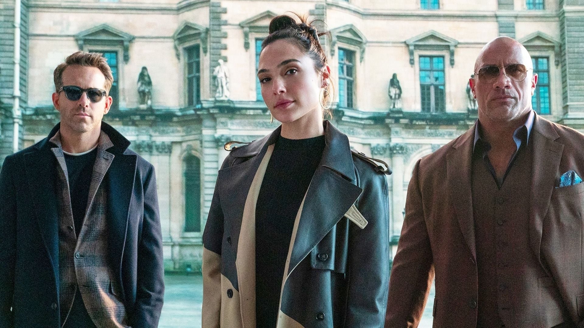 Dwayne Johnson, Ryan Reynolds e Gal Gadot formam o trio explosivo de “Alerta Vermelho“, sucesso absoluto de audiência na Netflix.