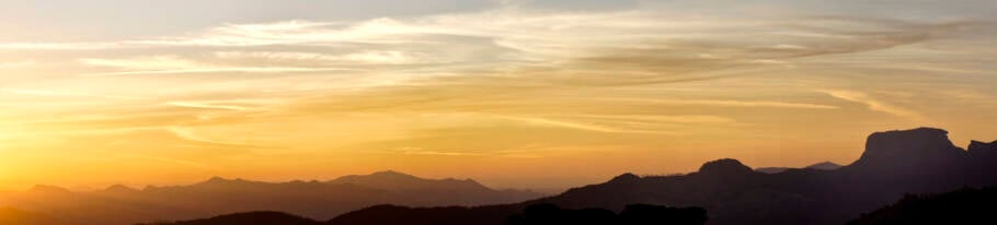 A paisagem serrana de Campos do Jordão ganha aquele tom dourado que parece filtro de cinema.