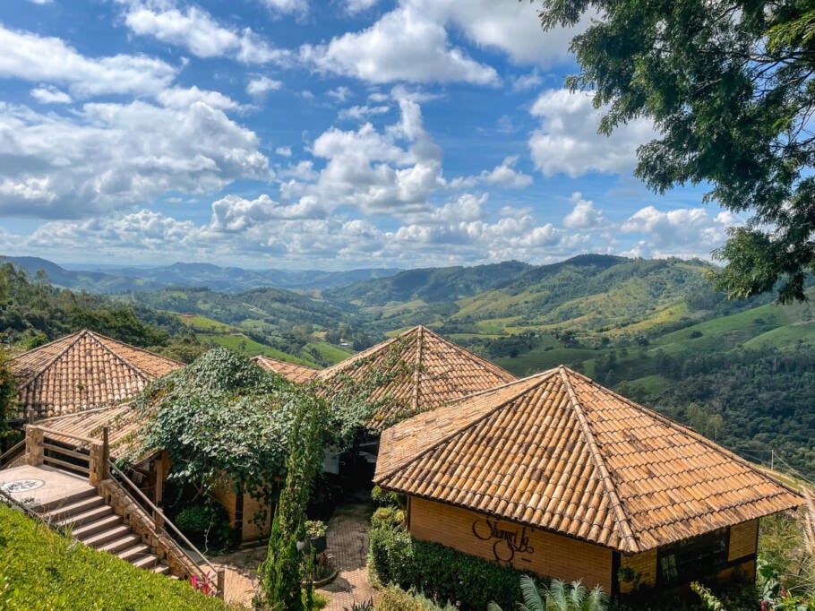 Descubra destinos menos óbvios no interior paulista para alugar uma casa, aproveitar o frio e brindar com vinho ao lado dos amigos