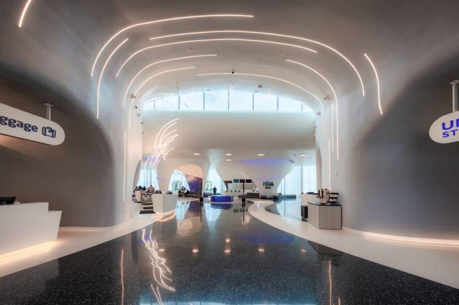 O lobby do Stella Nova que lembra uma estação intergaláctica