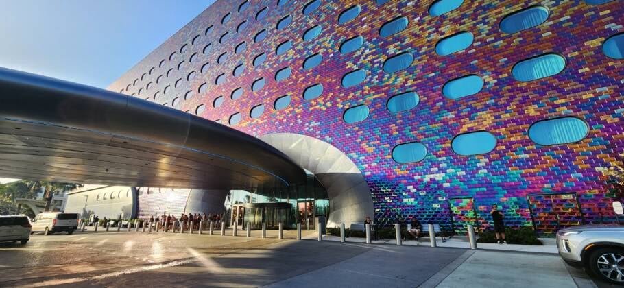 A fachada do Stella Nova é revestidas por mais de 140 mil azulejos que mudam de cor conforme a luz do dia