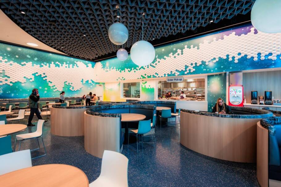 Cosmos Cafe & Market funciona como praça de alimentação