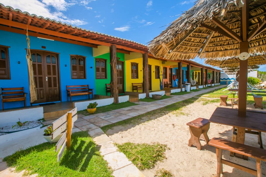 Os chalés da Pousada Sua Praia, que lebram um vilinha