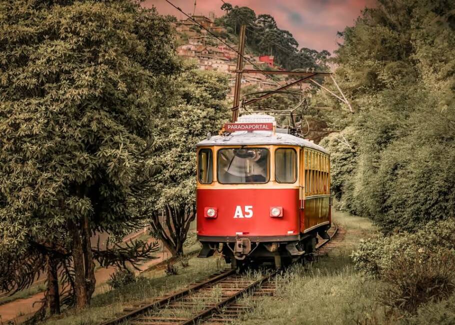 Tradicional bondinho de Campos do Jordão, um dos destinos mais buscados para as férias de julho
