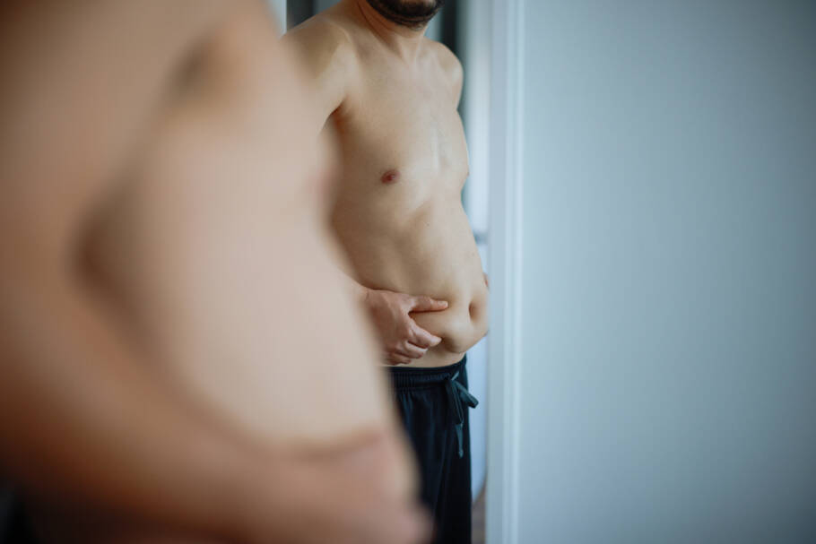 Cortisol em excesso favorece o acúmulo de gordura abdominal