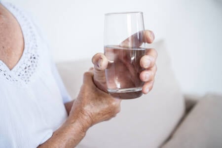 Bactéria identificada em pacientes com Parkinson altera proteínas cerebrais em testes.