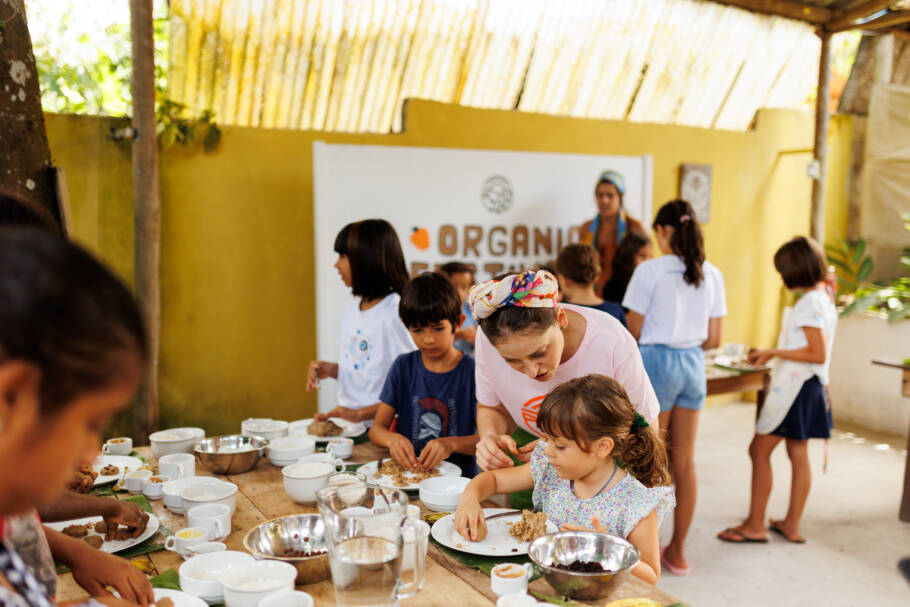 A culinarista Patricia Helu na Associação Despertar Trancoso durante o Organic Festival Trancoso