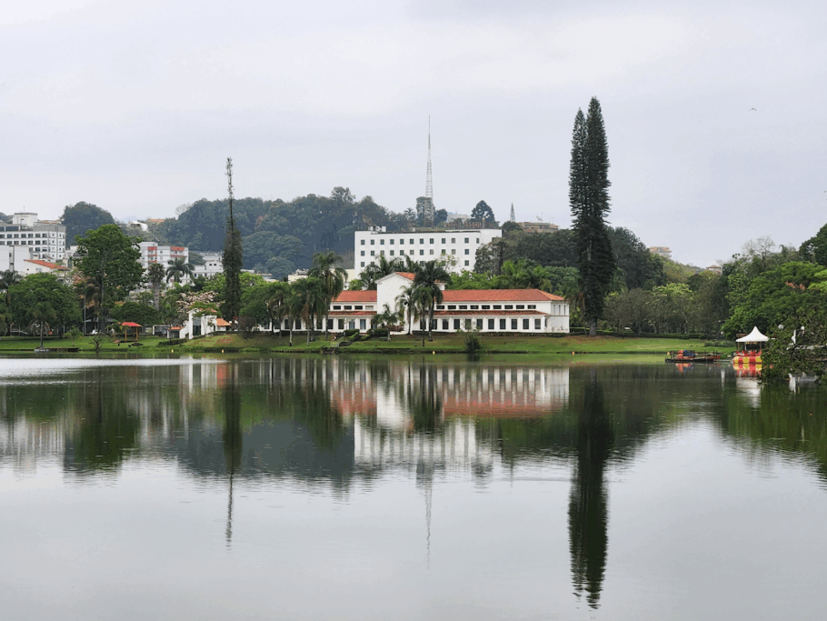 Vista da fachada do Balneário SPA São Lourenço e Fonte Vichy