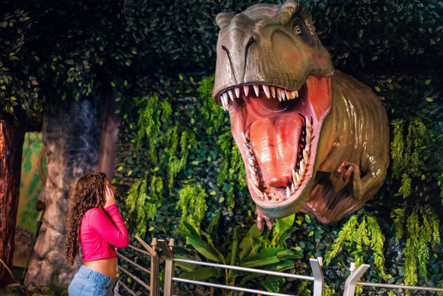 Hotel conta com a Vila Dino, com réplicas de dinossauros e experiências paleontológicas