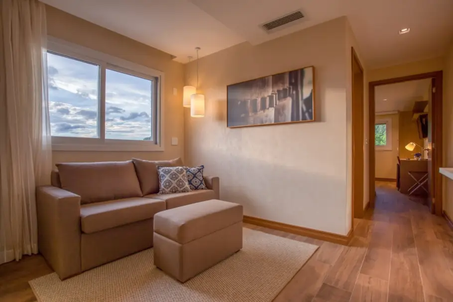 Interior de um dos quartos do Wyndham Gramado Termas Resort & Spa