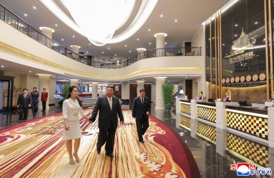 Kim Jong-un e a filha, Kim Ju Ae, durante inauguração do complexo turístico de Wonsan Kalma