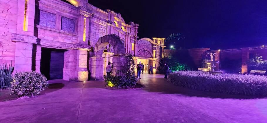 Complexo do Marco das Três Fronteiras durante a noite