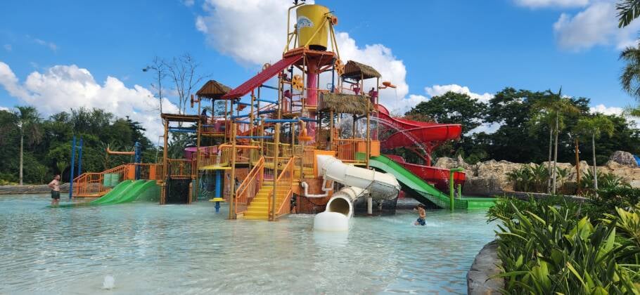 Área para crianças pequenas com toboáguas e baldão