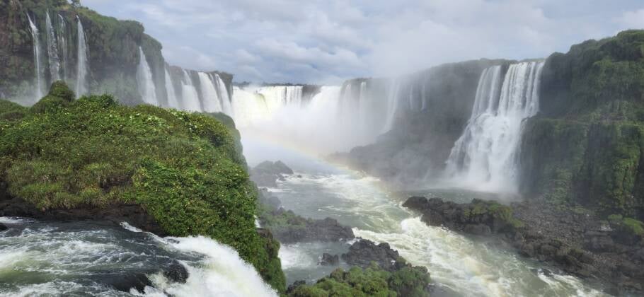 Vista das imponentes quedas que formam as Cataratas do Iguaçu (PR)
