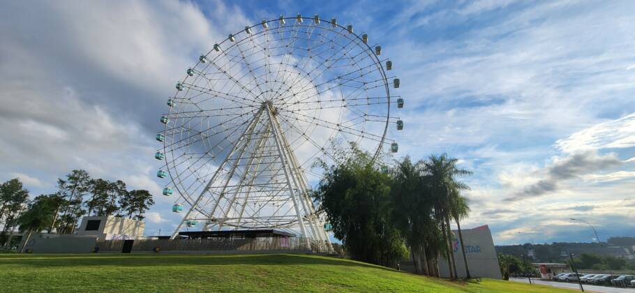 A roda-gigante de Foz tem 88 metros de altura que proporciona vistas panorâmicas impressionantes