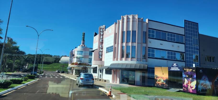 Instalações do Movie Cars lembra construções art déco de Miami