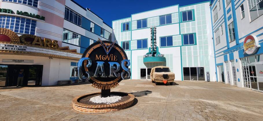 Área externa do Movie Cars, no Wonder Park