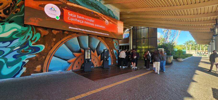 Área das bilheterias e de onde partem os ônibus para ou tour por Itaipu