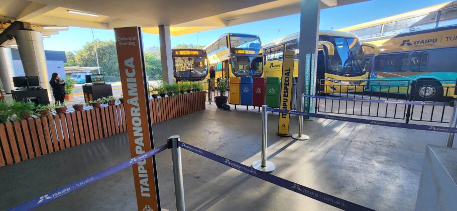 Ônibus panorâmicos que fazem o tour pela Usina Hidrelétrica de Itaipu
