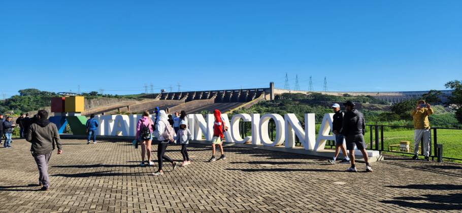 Mirante do Vertedouro dá uma dimensão da grandiosidade de Itaipu
