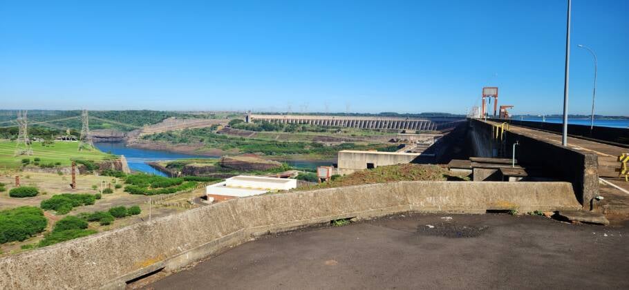 Outro ângulo do imponente paredão de concreto que forma o lago de Itaipu