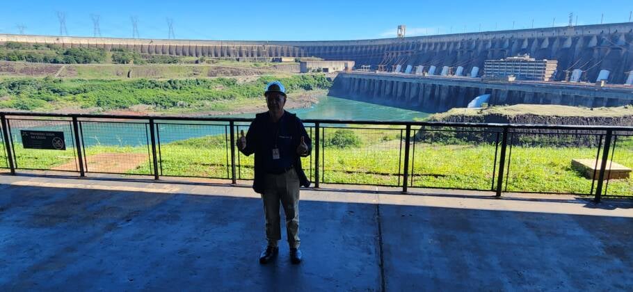 Funcionários que participaram da construção hoje são guias e explicam curiosidades sobre a usina