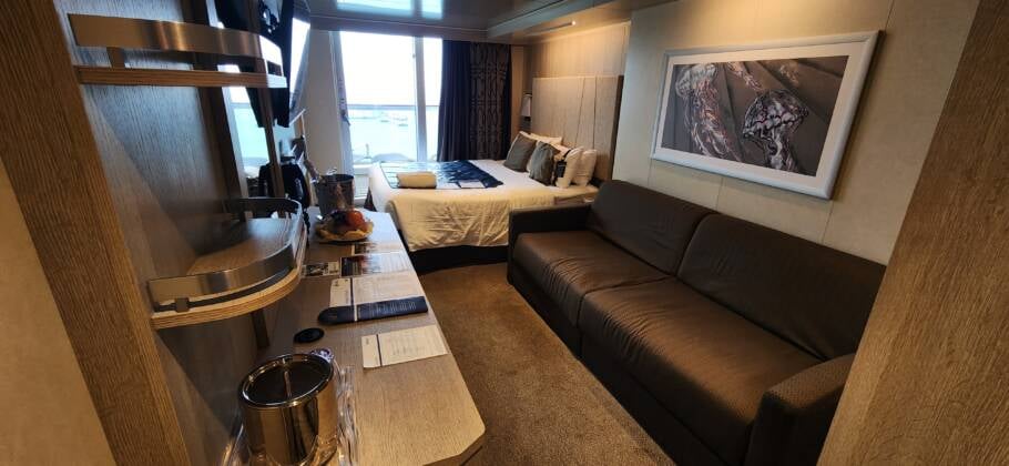 Interior de uma das cabines com varanda do MSC Seashore, que faz roteiros pelo Caribe