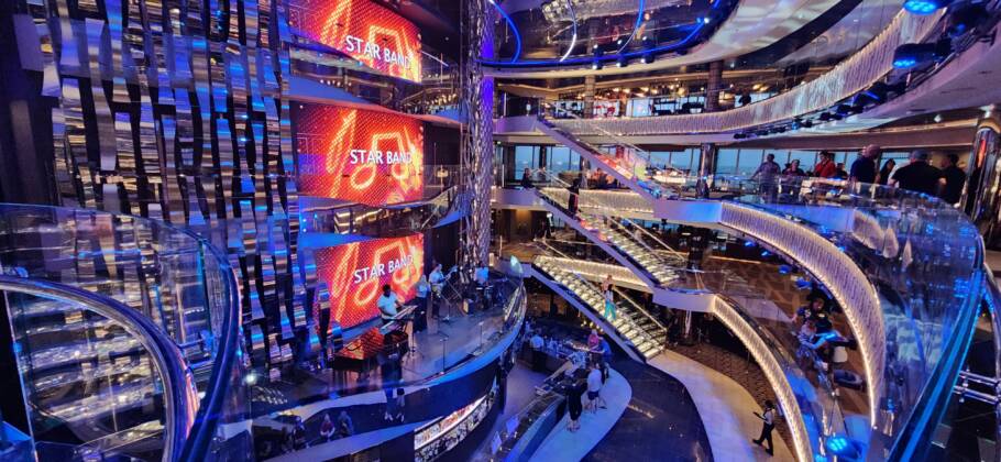 O belo Atrium na navio MSC Seashore