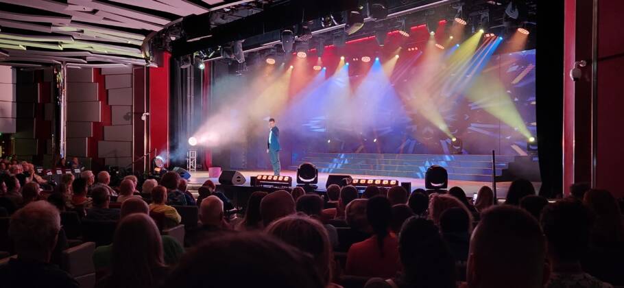 Espetáculo de ilusionismo no teatro do MSC Seashore