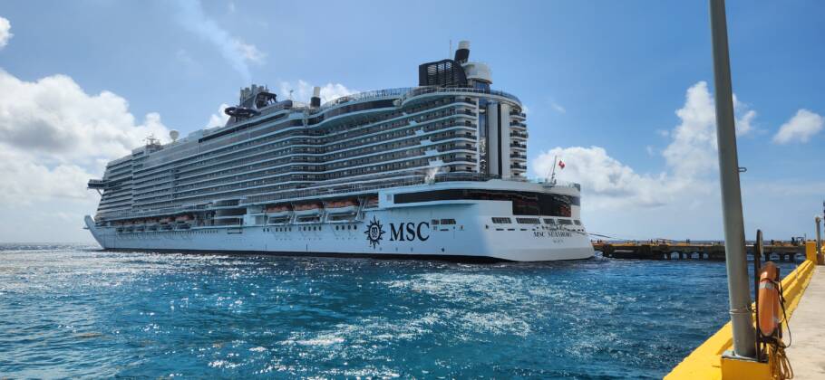 O MSC Seashore atracado no porto da Costa Maya, no México