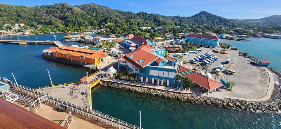 O pequeno e charmoso porto de Roatán, em Honduras